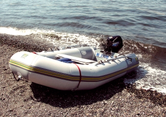 Schlauchboot mit Außenborder