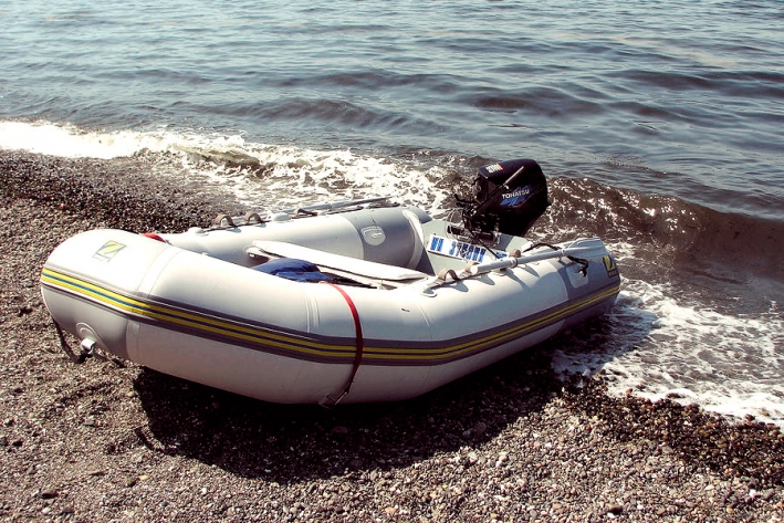 Schlauchboot mit Außenborder